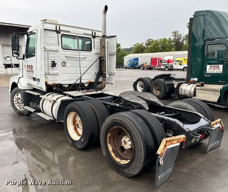 image for item EV1871 2008 Volvo VNL  semi truck