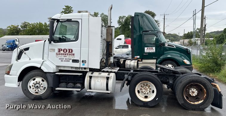 image for item EV1871 2008 Volvo VNL  semi truck