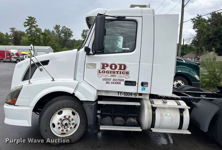 image for item EV1871 2008 Volvo VNL  semi truck