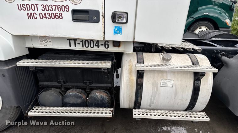 image for item EV1871 2008 Volvo VNL  semi truck