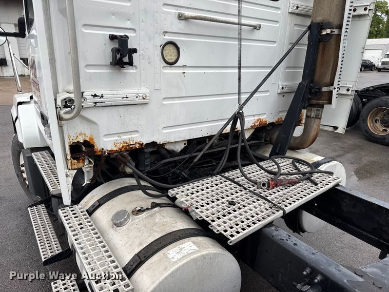 image for item EV1871 2008 Volvo VNL  semi truck