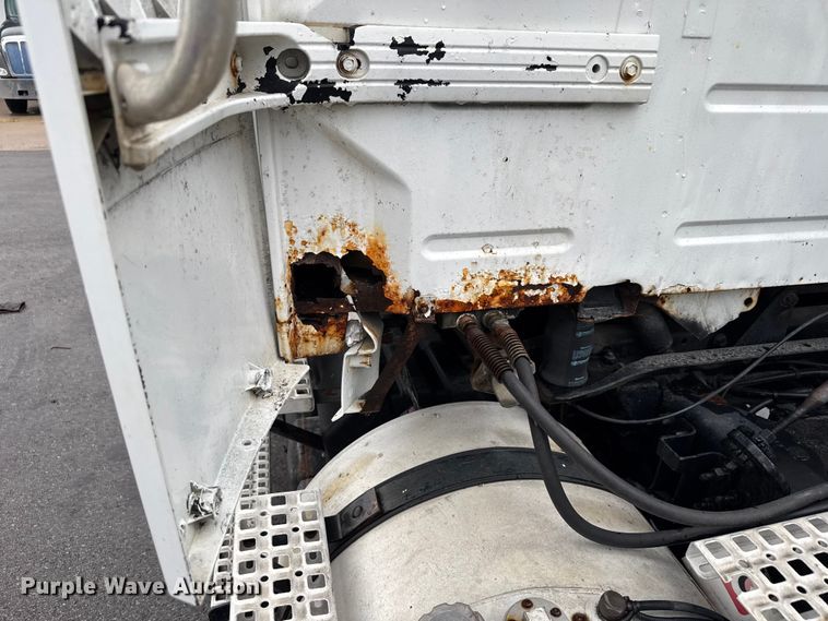 image for item EV1871 2008 Volvo VNL  semi truck