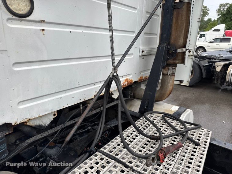 image for item EV1871 2008 Volvo VNL  semi truck