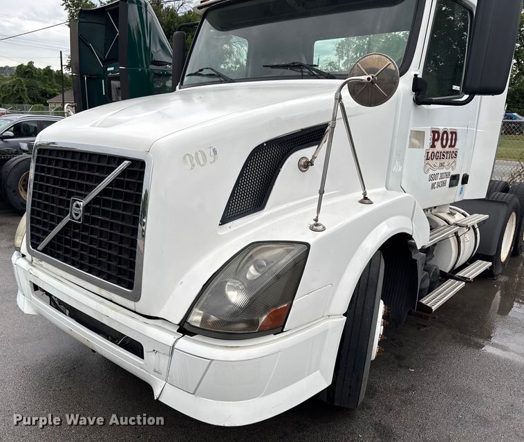 image for item EV1871 2008 Volvo VNL  semi truck