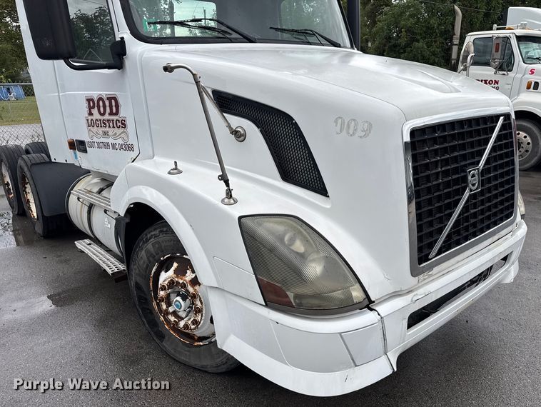 image for item EV1871 2008 Volvo VNL  semi truck
