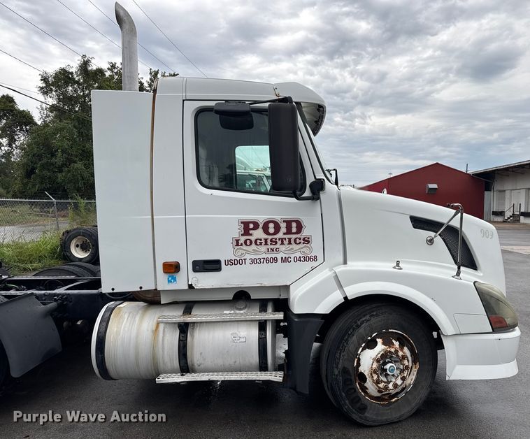 image for item EV1871 2008 Volvo VNL  semi truck