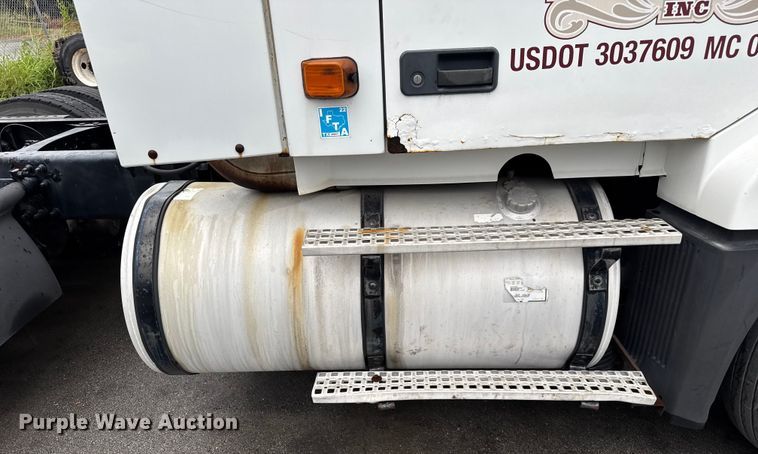 image for item EV1871 2008 Volvo VNL  semi truck