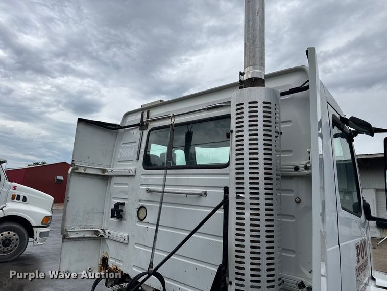 image for item EV1871 2008 Volvo VNL  semi truck