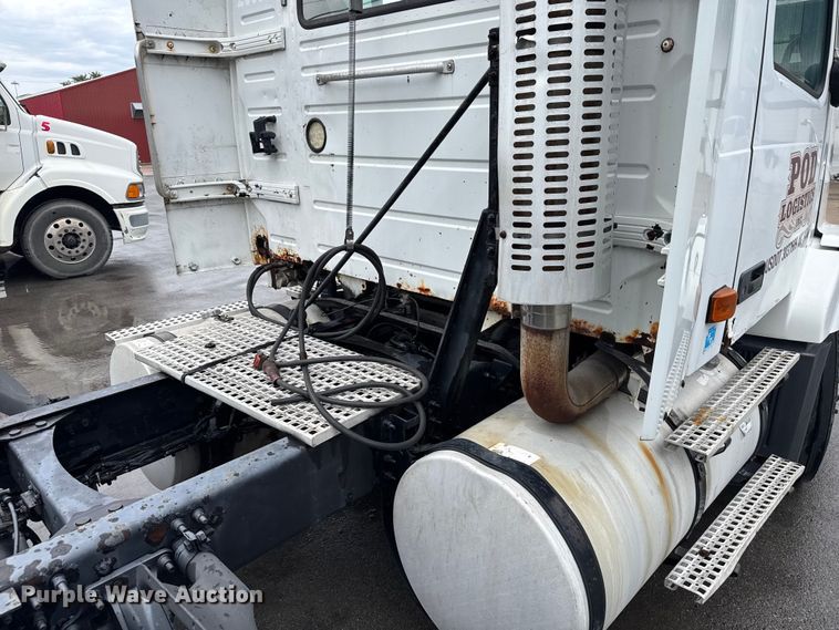 image for item EV1871 2008 Volvo VNL  semi truck