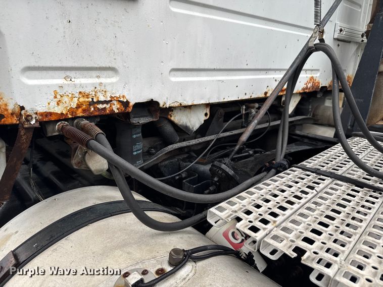 image for item EV1871 2008 Volvo VNL  semi truck