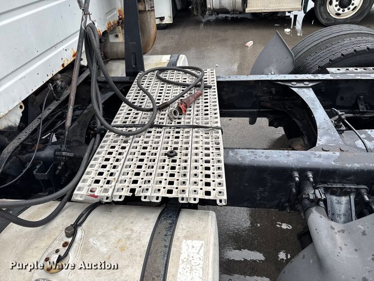 image for item EV1871 2008 Volvo VNL  semi truck