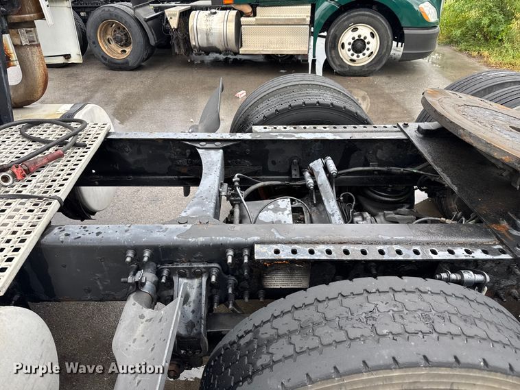 image for item EV1871 2008 Volvo VNL  semi truck