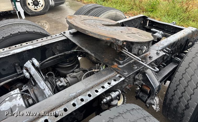 image for item EV1871 2008 Volvo VNL  semi truck