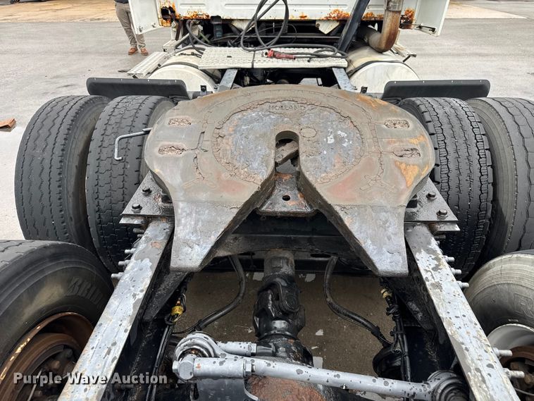 image for item EV1871 2008 Volvo VNL  semi truck