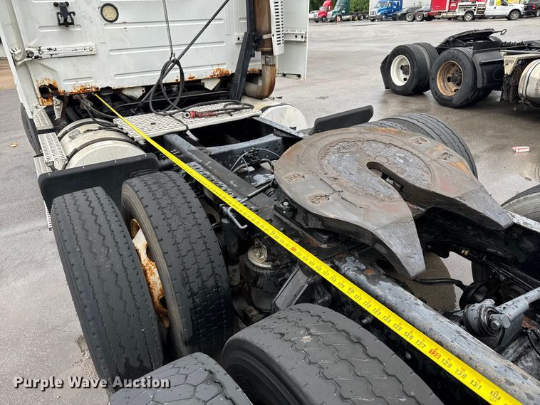 image for item EV1871 2008 Volvo VNL  semi truck