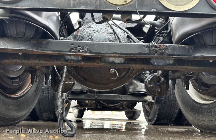 image for item EV1871 2008 Volvo VNL  semi truck