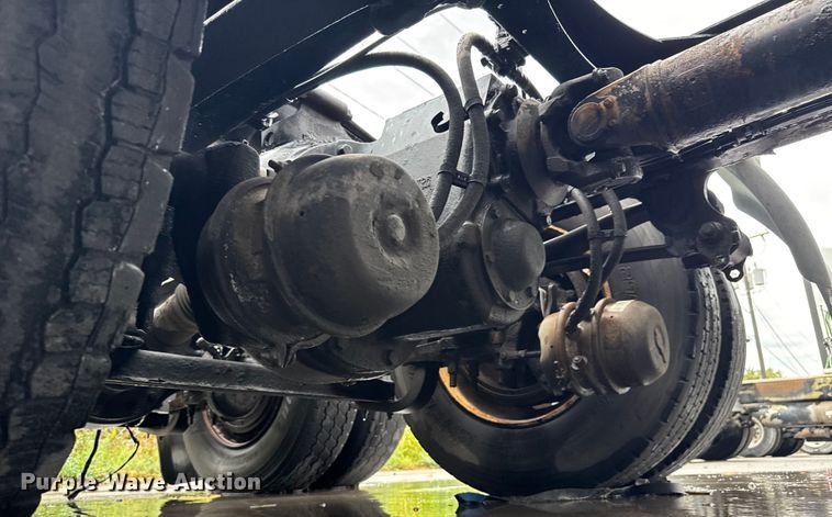 image for item EV1871 2008 Volvo VNL  semi truck