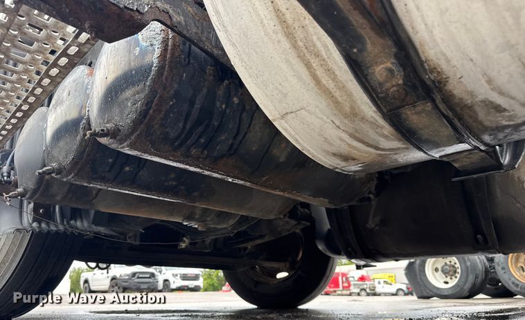 image for item EV1871 2008 Volvo VNL  semi truck