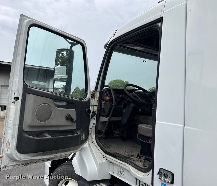 image for item EV1871 2008 Volvo VNL  semi truck