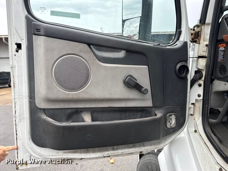 image for item EV1871 2008 Volvo VNL  semi truck