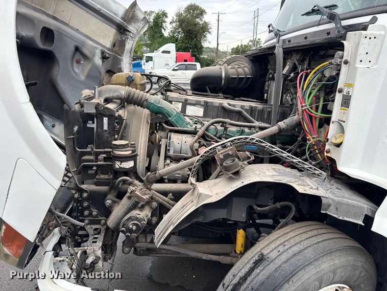 image for item EV1871 2008 Volvo VNL  semi truck