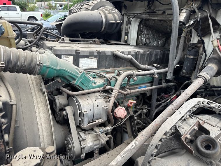 image for item EV1871 2008 Volvo VNL  semi truck