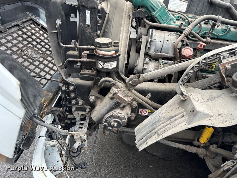 image for item EV1871 2008 Volvo VNL  semi truck