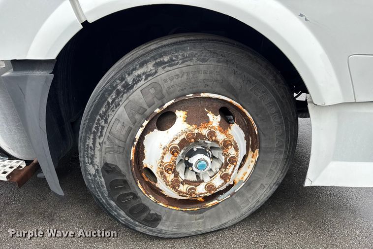 image for item EV1871 2008 Volvo VNL  semi truck