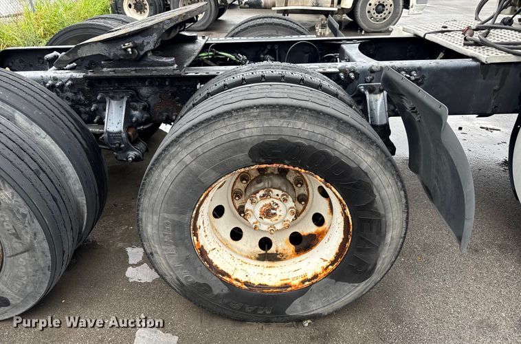 image for item EV1871 2008 Volvo VNL  semi truck