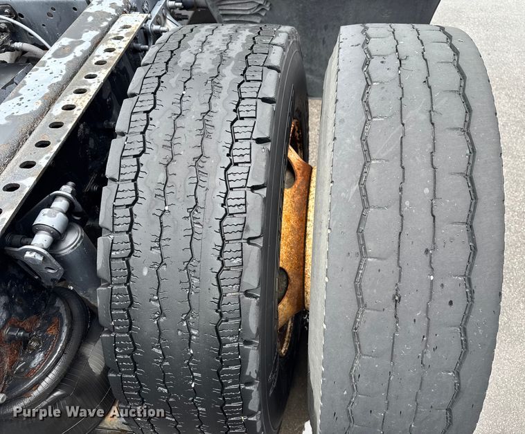 image for item EV1871 2008 Volvo VNL  semi truck