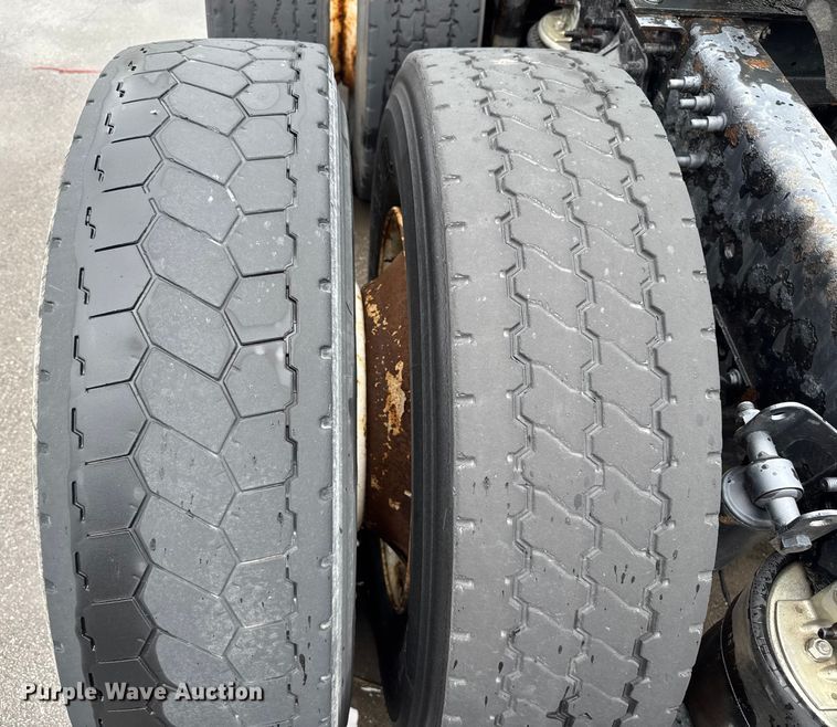 image for item EV1871 2008 Volvo VNL  semi truck