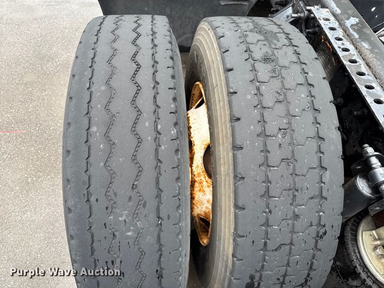 image for item EV1871 2008 Volvo VNL  semi truck