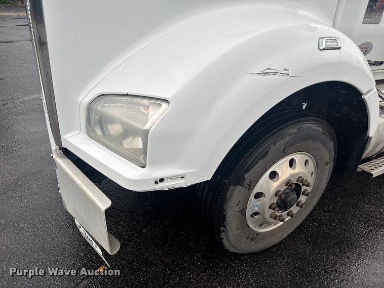 image for item EV1873 2019 Kenworth T880 semi truck