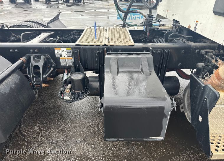 image for item EV1873 2019 Kenworth T880 semi truck