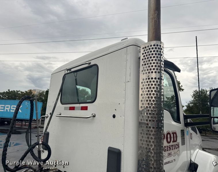 image for item EV1873 2019 Kenworth T880 semi truck