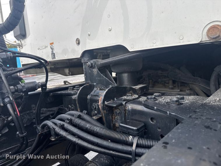 image for item EV1873 2019 Kenworth T880 semi truck