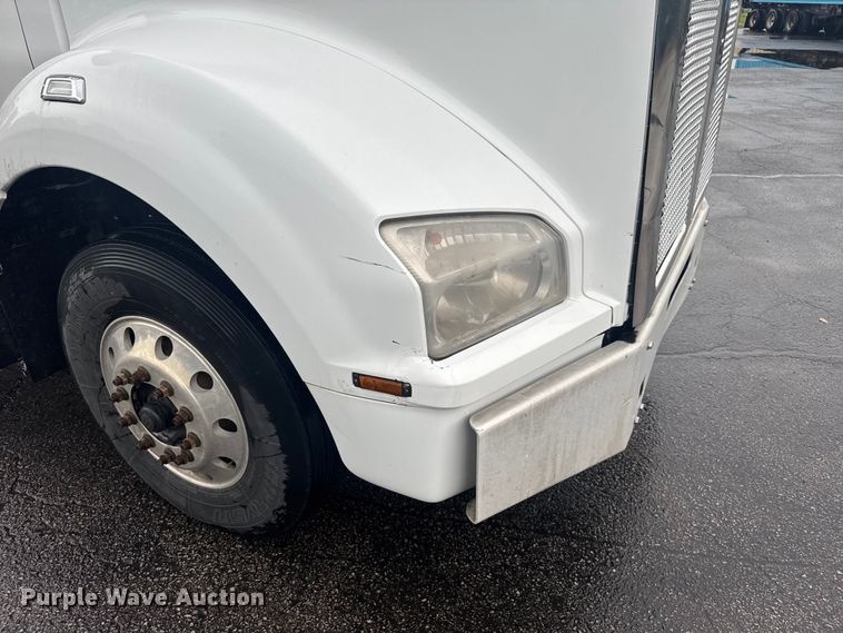 image for item EV1873 2019 Kenworth T880 semi truck