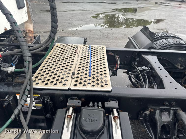 image for item EV1873 2019 Kenworth T880 semi truck