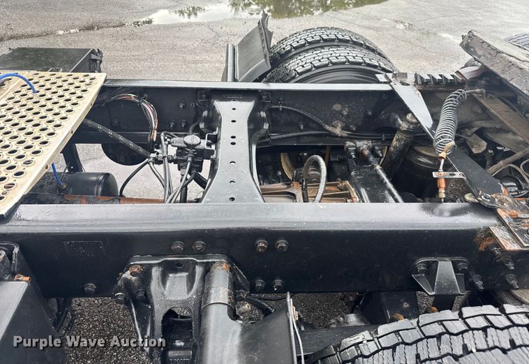 image for item EV1873 2019 Kenworth T880 semi truck