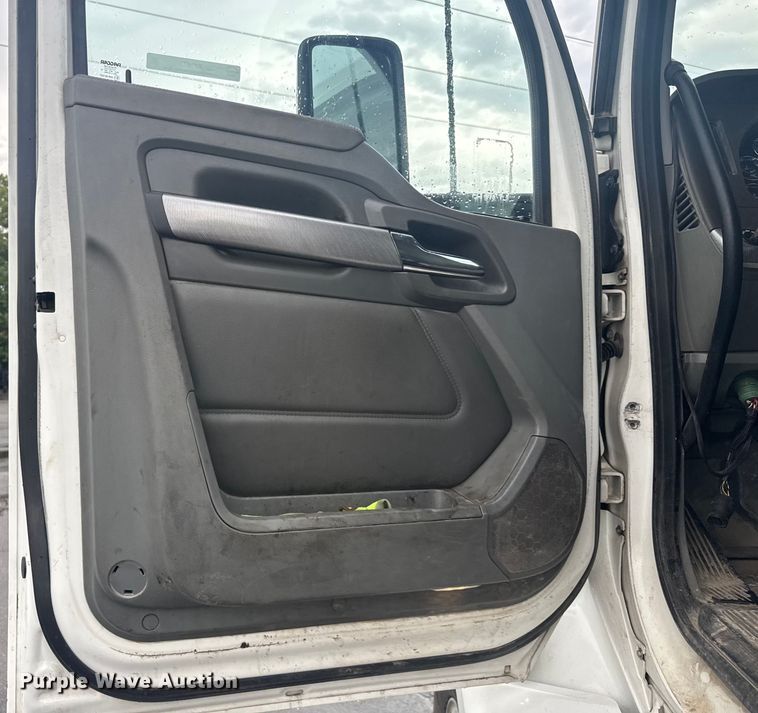 image for item EV1873 2019 Kenworth T880 semi truck