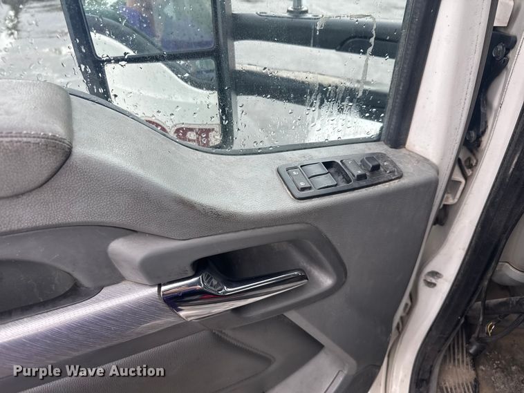 image for item EV1873 2019 Kenworth T880 semi truck