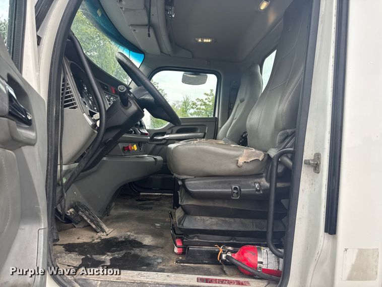 image for item EV1873 2019 Kenworth T880 semi truck