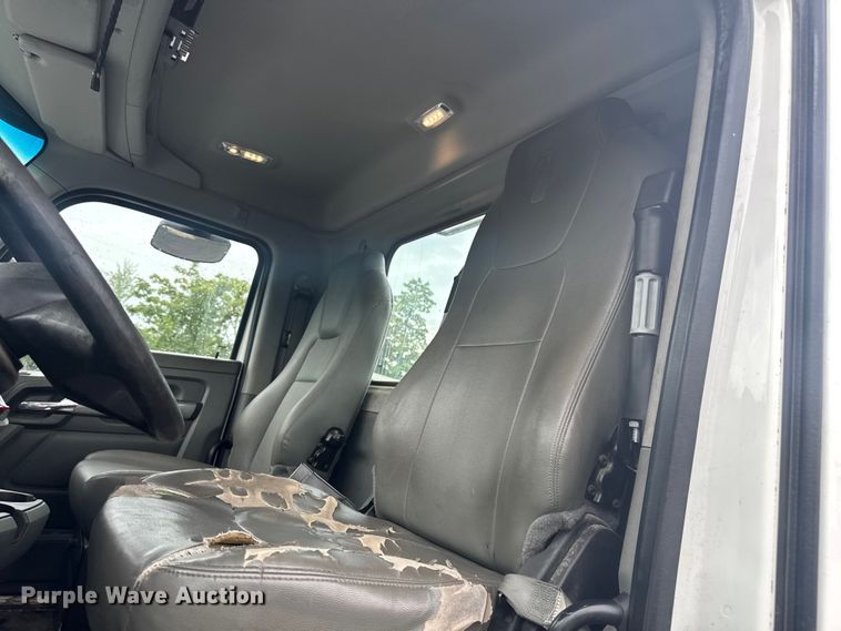 image for item EV1873 2019 Kenworth T880 semi truck