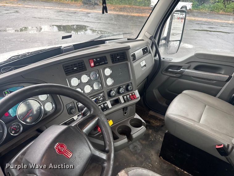 image for item EV1873 2019 Kenworth T880 semi truck