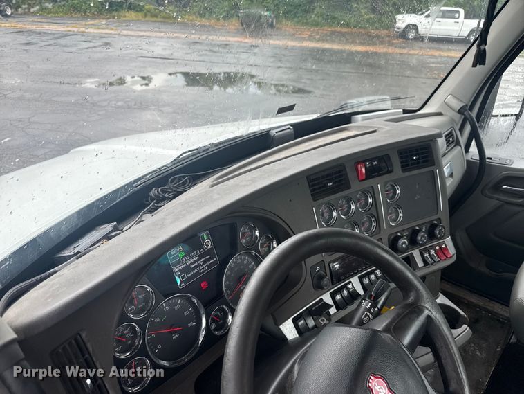 image for item EV1873 2019 Kenworth T880 semi truck