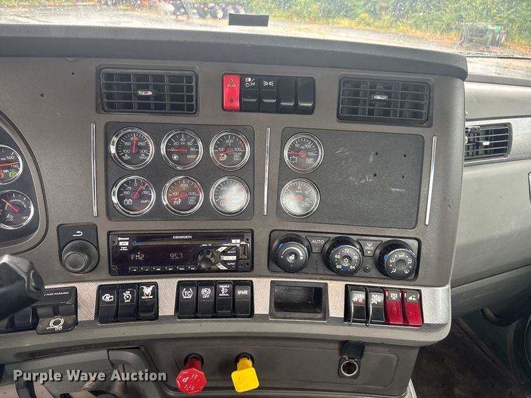 image for item EV1873 2019 Kenworth T880 semi truck