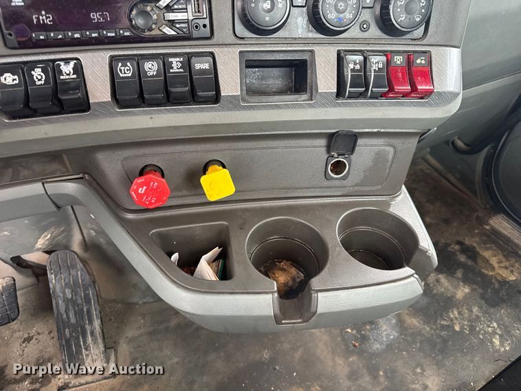 image for item EV1873 2019 Kenworth T880 semi truck