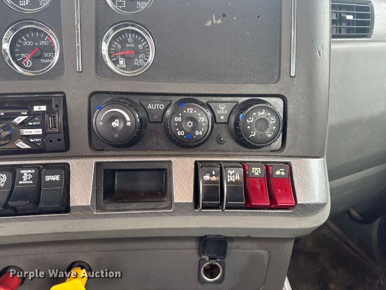 image for item EV1873 2019 Kenworth T880 semi truck