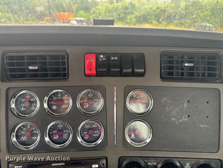 image for item EV1873 2019 Kenworth T880 semi truck