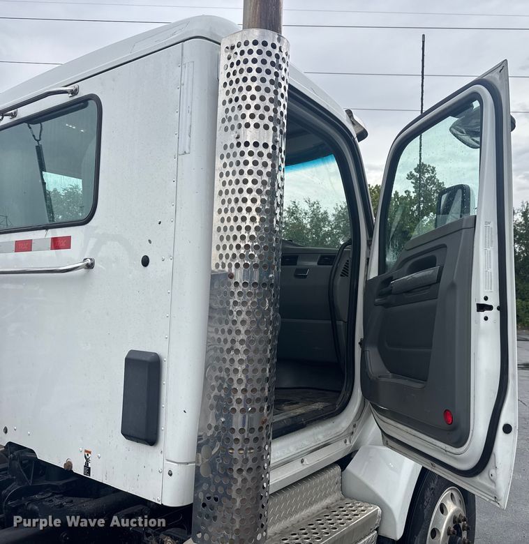 image for item EV1873 2019 Kenworth T880 semi truck